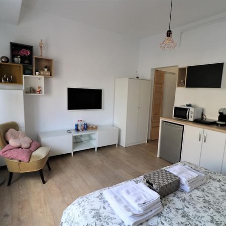 Lovely City Center Apartment - Free Minibar Bukarest Exteriör bild