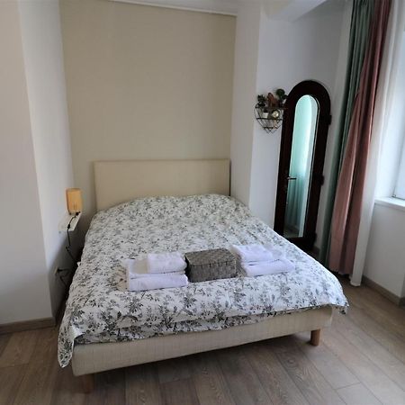 Lovely City Center Apartment - Free Minibar Bukarest Exteriör bild