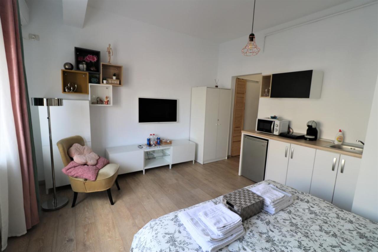Lovely City Center Apartment - Free Minibar Bukarest Exteriör bild