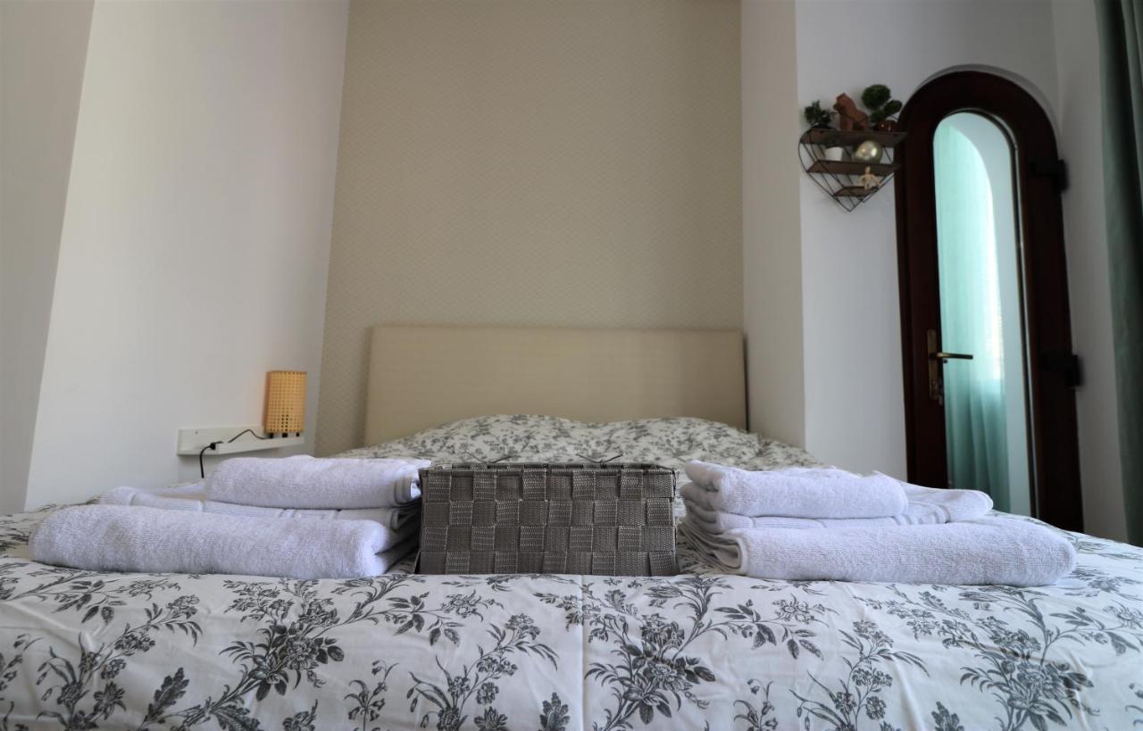 Lovely City Center Apartment - Free Minibar Bukarest Exteriör bild
