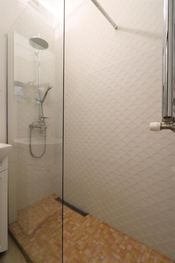 Lovely City Center Apartment - Free Minibar Bukarest Exteriör bild